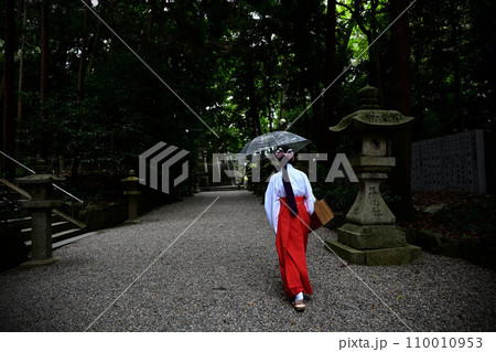 神社の参道を歩く巫女 神社の参道を歩く巫女 110010953