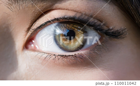 女性の目元のクローズアップ（AI生成画像） 110011042