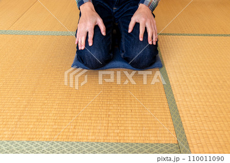 和室で座布団の上に正座で座る男性 110011090