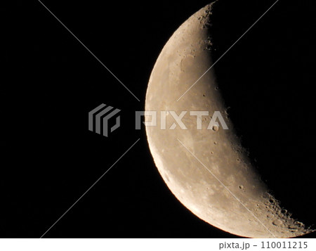 夜空に浮かぶ月 110011215
