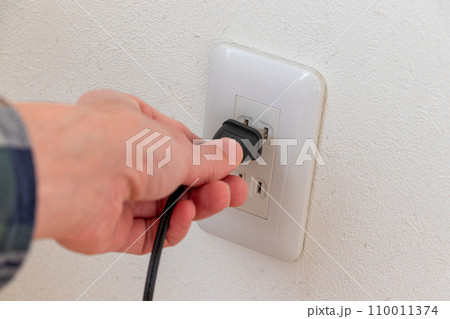 壁のコンセントに電源プラグを差し込む 壁のコンセントに電源プラグを差し込む 110011374