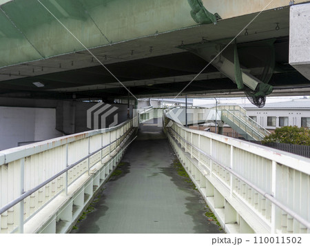 高速道路の高架下を通る歩道橋 高速道路の高架下を通る歩道橋 110011502