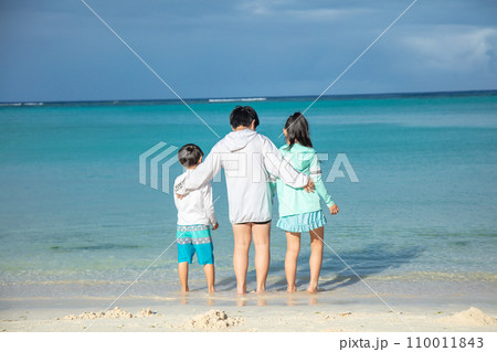 青い海と子どもの後ろ姿　Blue sea  110011843