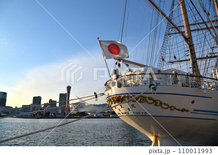 帆船がある港の風景　神戸港に停泊中の海王丸 110011993