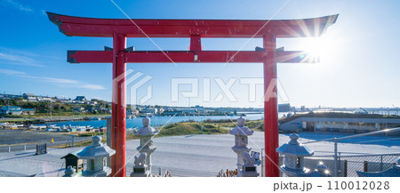 「青森県」蕪島神社の石段と鳥居　八戸市 110012028