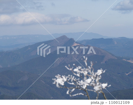 高見山から見た倶留尊山と曽爾高原 110012109