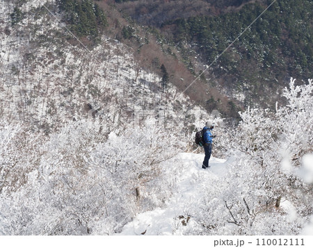 雪の高見山を登る登山者 110012111