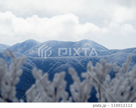 霧氷の高見山から見た明神岳・桧塚方面の稜線 110012112