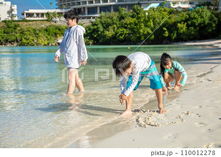 砂浜ではしゃぐ子ども children playing on the beach 砂浜ではしゃぐ子ども children playing on the beach 110012278