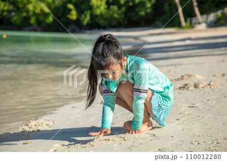 海で遊ぶ女の子 girl playing in the sea 海で遊ぶ女の子 girl playing in the sea 110012280