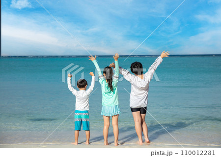 砂浜ではしゃぐ子ども　children playing on the beach 110012281