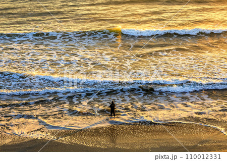 日の出の反射で黄金色に染まる海岸【夜明けの太公望】 日の出の反射で黄金色に染まる海岸【夜明けの太公望】 110012331