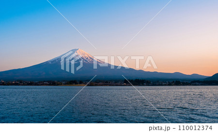 夕暮れの富士山(河口湖畔より) 夕暮れの富士山(河口湖畔より) 110012374