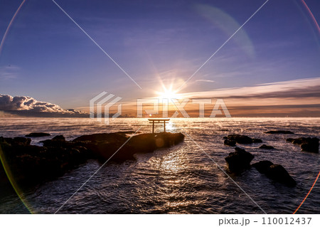 燃える神磯の鳥居の夜明け【茨城県大洗海岸】 110012437