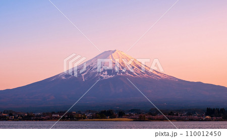 夕暮れの富士山（河口湖畔より） 110012450