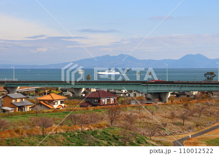 有明海を航行する熊本フェリーと島原道路（がまだすロード） 110012522