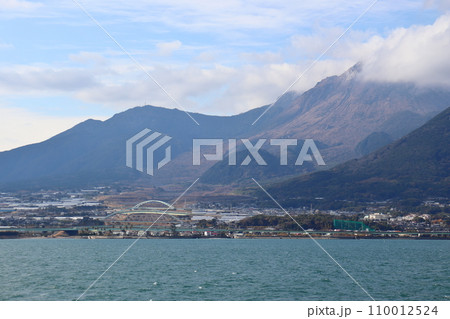 海上から見る雲仙普賢岳火砕流跡地 110012524