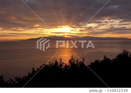 駿河湾と西伊豆の朝焼け 110012539