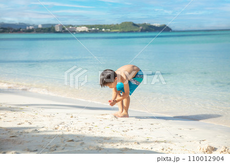 海で遊ぶ男の子　boy playing in the sea 110012904