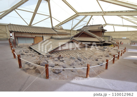 土石流で破壊・埋没した屋根（土石流被災家屋保存公園） 110012962