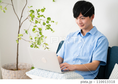 私服姿の若い男性 ライフスタイルイメージ 私服姿の若い男性 ライフスタイルイメージ 110013318