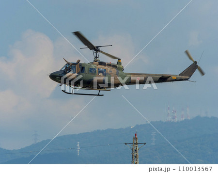 八尾駐屯地上空を飛ぶ陸自のヘリコプター 110013567