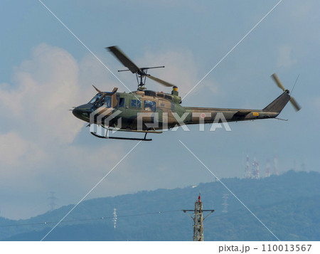 八尾駐屯地上空を飛ぶ陸自のヘリコプター 八尾駐屯地上空を飛ぶ陸自のヘリコプター 110013567
