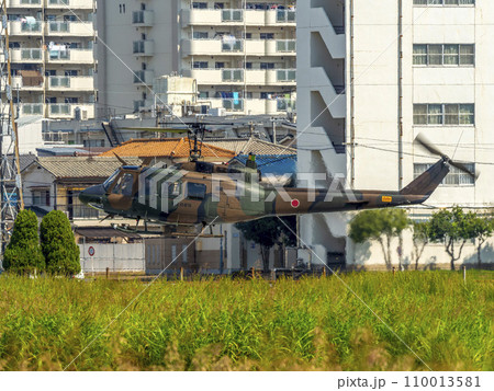 八尾駐屯地に着陸する陸自のUH-1Jヘリコプター 八尾駐屯地に着陸する陸自のUH-1Jヘリコプター 110013581