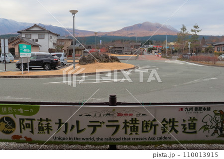 阿蘇駅前から眺める駅前と阿蘇山方面の風景 110013915
