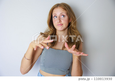 まあまあ…とポーズをとる女性 まあまあ…とポーズをとる女性 110013930