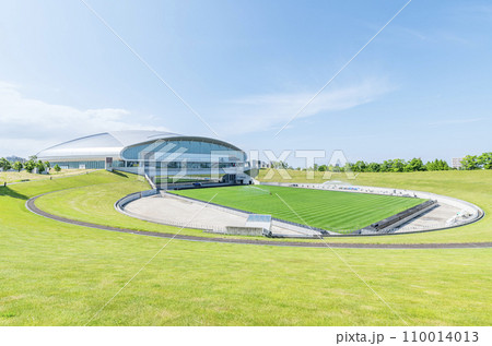北海道札幌市 様々なイベントか行われる晴天の札幌ドームとメンテナンス中のホヴァリングサッカーステージ 北海道札幌市 様々なイベントか行われる晴天の札幌ドームとメンテナンス中のホヴァリングサッカーステージ 110014013