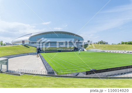 北海道札幌市 様々なイベントか行われる晴天の札幌ドームとメンテナンス中のホヴァリングサッカーステージ 北海道札幌市 様々なイベントか行われる晴天の札幌ドームとメンテナンス中のホヴァリングサッカーステージ 110014020