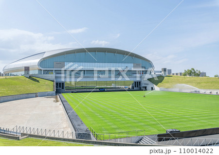 北海道札幌市　様々なイベントか行われる晴天の札幌ドームとメンテナンス中のホヴァリングサッカーステージ 110014022