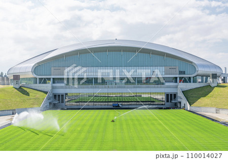北海道札幌市 様々なイベントか行われる晴天の札幌ドームとメンテナンス中のホヴァリングサッカーステージ 北海道札幌市 様々なイベントか行われる晴天の札幌ドームとメンテナンス中のホヴァリングサッカーステージ 110014027