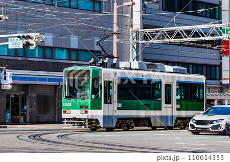 高知 とさでん　はりまや橋交差点を通る2000形 110014353