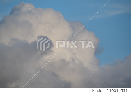 青空に出現した奇妙な形の雲 110014531