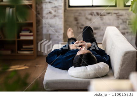 クールな男性のポートレート 110015233