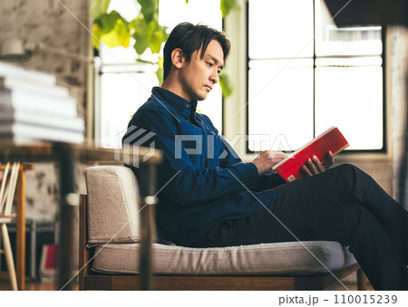 クールな男性のポートレート 110015239