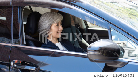 ビジネス スーツ 車 シニア女性 ビジネス スーツ 車 シニア女性 110015401