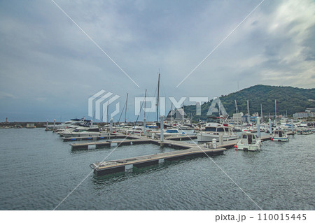ヨットハーバーに停泊するヨット 110015445