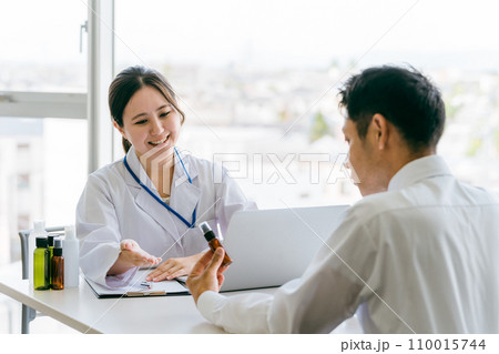 医薬品を勧める医師・医者と患者の中高年男性（服薬指導・薄毛治療・AGA・薬剤） 110015744