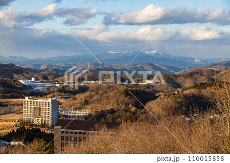高原都市と冠雪した中国山地 高原都市と冠雪した中国山地 110015858