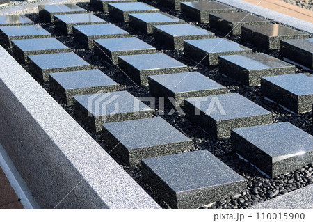 樹木葬のお墓に建てられるプレート式の墓石 葬儀終活のイメージ1 樹木葬のお墓に建てられるプレート式の墓石 葬儀終活のイメージ1 110015900