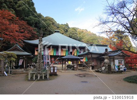 紅葉の名所「四国別格二十霊場第十番札所西山興隆寺」本堂 110015918