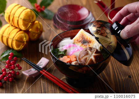 出来立てあつあつの お雑煮 110016075