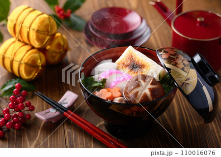 出来立てあつあつの お雑煮 出来立てあつあつの お雑煮 110016076