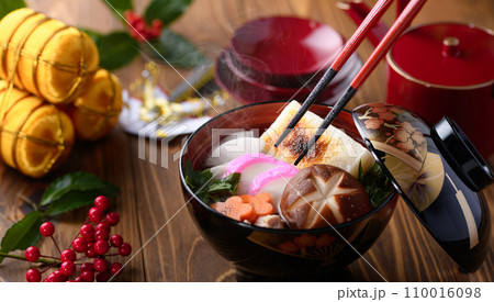 出来立てあつあつの お雑煮 出来立てあつあつの お雑煮 110016098