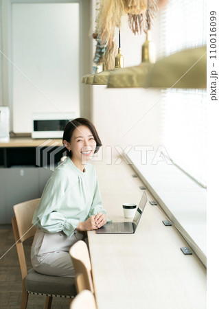 カフェのカウンターで仕事をする女性 カフェのカウンターで仕事をする女性 110016099