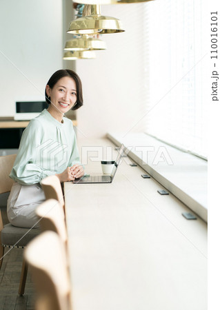カフェのカウンターで仕事をする女性 カフェのカウンターで仕事をする女性 110016101
