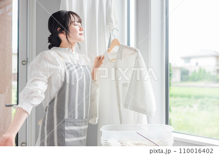 洗濯物を干す女性（家事・主婦・洗剤・柔軟剤・漂白） 110016402